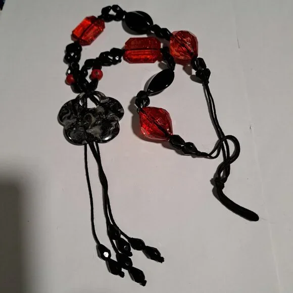 Chunky red and black beaded necklace with flower pendant - Picture 1 of 4